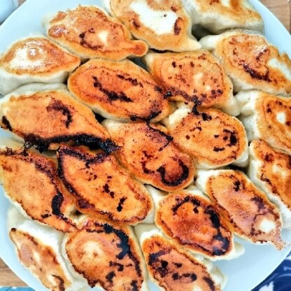 皮から餃子が作りろうとして、このレシピにたどり着きました。皮もカリカリに焼けて、食べごたえがあっていつも美味しく食べています。レシピありがとうございます。